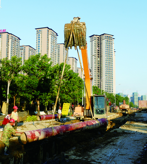 明德路段大型机械正进行挖土和铺埋污水管道。 (3).jpg