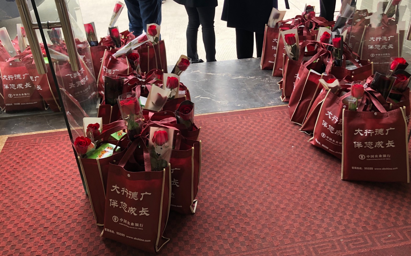 闽侯农行带来的慰问品